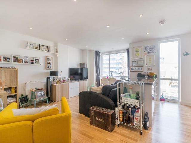 Flat for sale in London Borough of Hounslow, Greater London