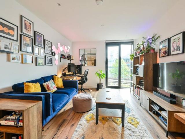 Flat for sale in Vauxhall, Greater London