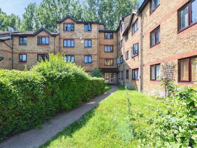 Flat for sale in Grays, Essex