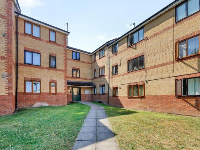 Flat for sale in Golders Green, Greater London