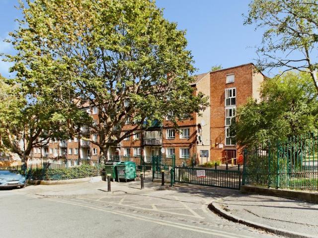 Flat for sale in London Borough of Lambeth, Greater London