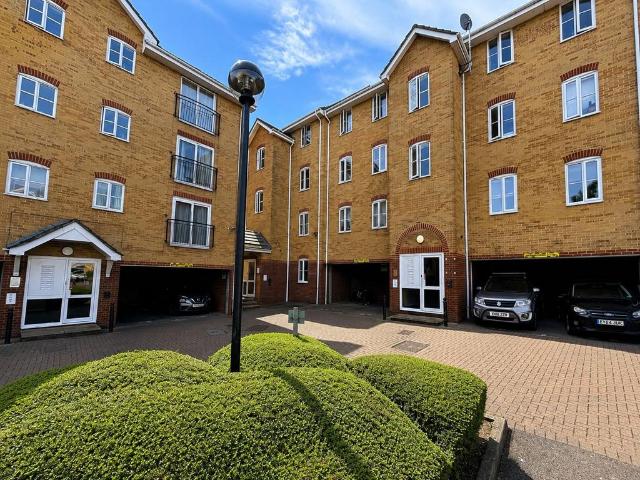 Flat for sale in Grays, Essex