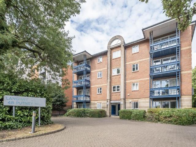 Flat for sale in London Borough of Wandsworth, Greater London
