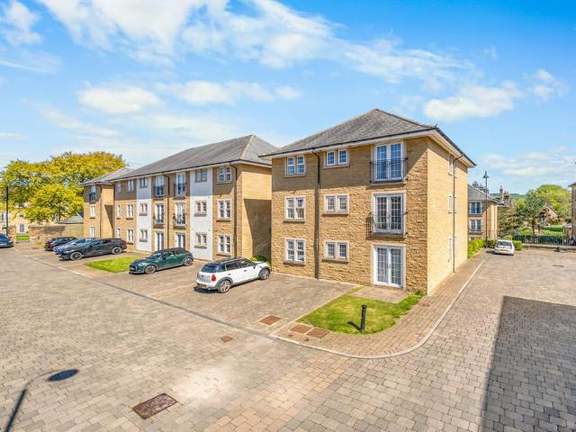 Flat for sale in Tranmere Park, West Yorkshire