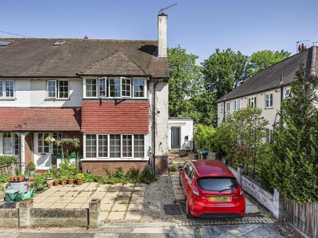 Flat for sale in North Sheen, Greater London