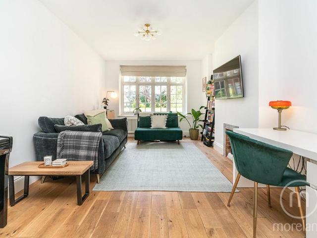 Flat for sale in Golders Green, Greater London