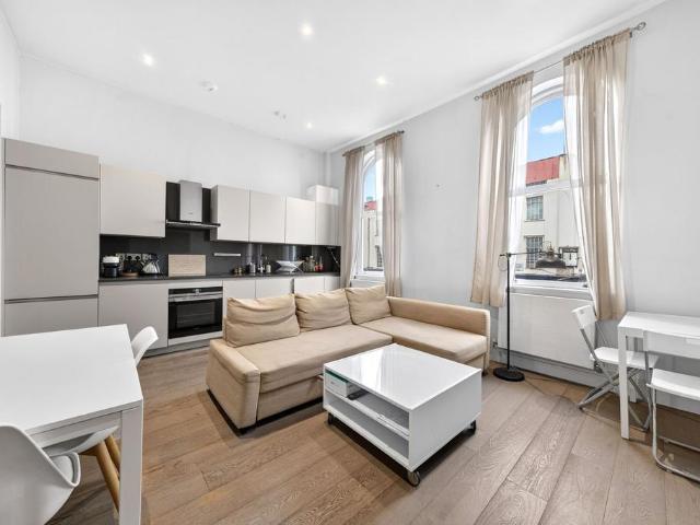 Flat for sale in Shacklewell, Greater London