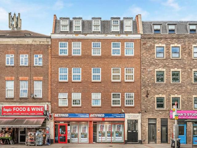 Flat for sale in Barkingside, Greater London