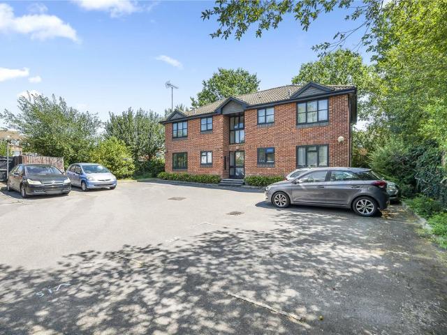 Flat for sale in Woking, Surrey
