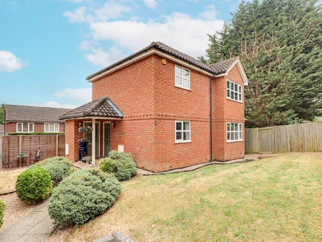 Flat for sale in Five Acres, Hertfordshire