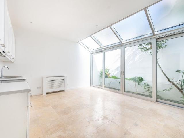 Flat for sale in North Kensington, Greater London
