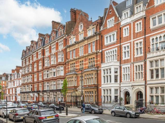 Flat for sale in Bayswater, Greater London