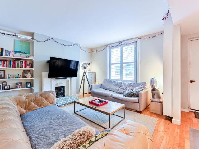 Flat for sale in Shepherd's Bush, Greater London