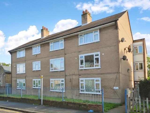 Flat for sale in Horn Park, Greater London