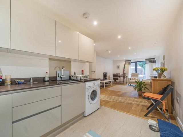 Flat for sale in New Malden, Greater London
