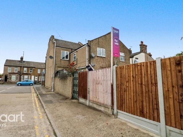 Flat for sale in Grays, Essex