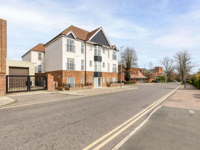 Flat for sale in Jackmans Estate, King's Walden