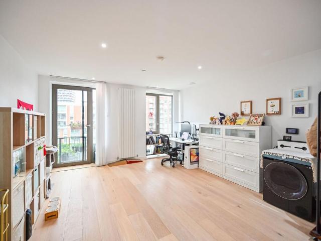 Flat for sale in Royal Wharf, Greater London