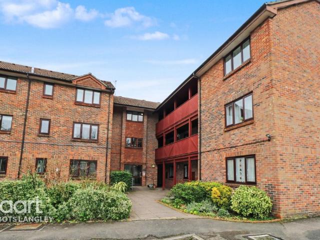 Flat for sale in Batchworth, Hertfordshire