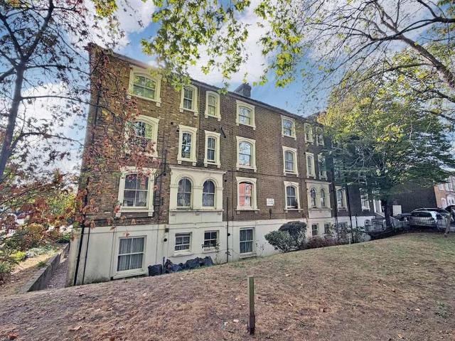 Flat for sale in Strand-on-the-Green, Greater London