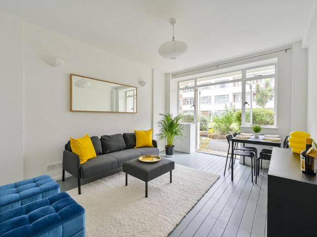 Flat for sale in Putney, Greater London