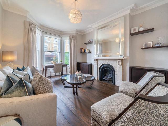 Flat for sale in London Borough of Wandsworth, Greater London