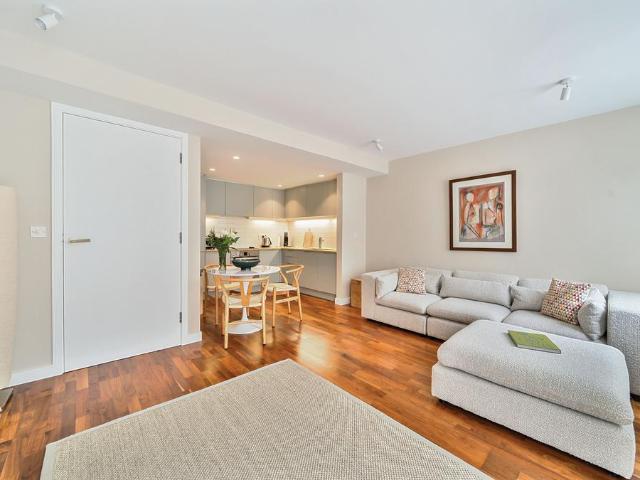 Flat for sale in Highbury, Greater London