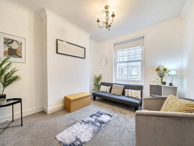 Flat for sale in Fulham, Cat Hill
