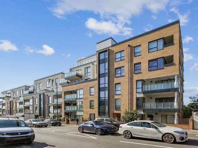 Flat for sale in New Southgate, Greater London