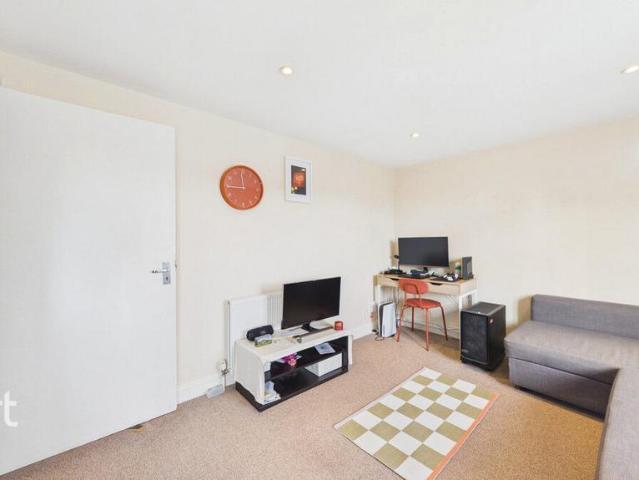 Flat for sale in London Borough of Ealing, Greater London
