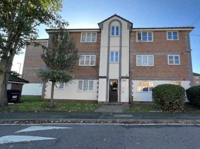 Flat for sale in Ponders End, Greater London