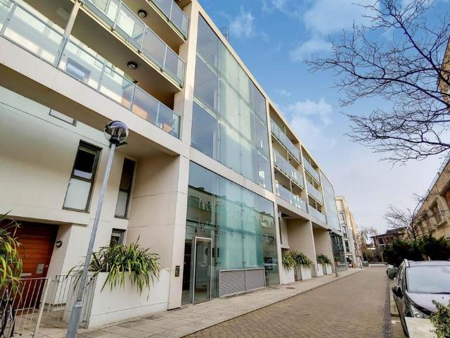 Flat for sale in Stockwell, Greater London