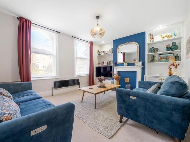 Flat for sale in Herne Hill, Greater London