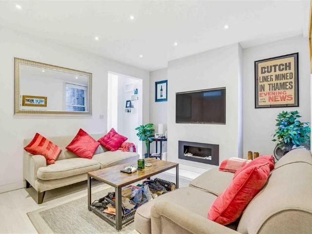 Flat for sale in Fulham, Greater London