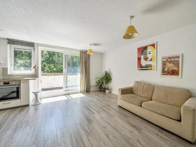 Flat for sale in Archway, Greater London