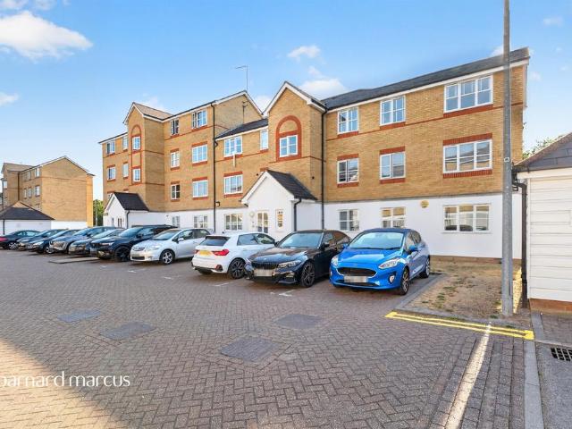 Flat for sale in New Barnet, Greater London