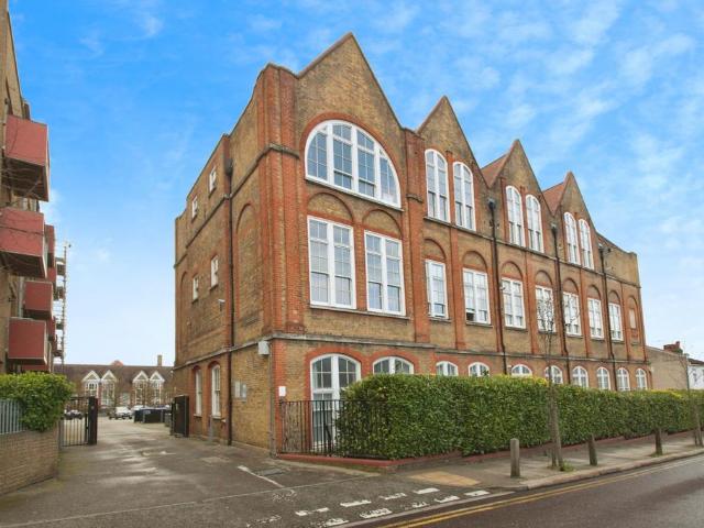 Flat for sale in Glyndon, Greater London