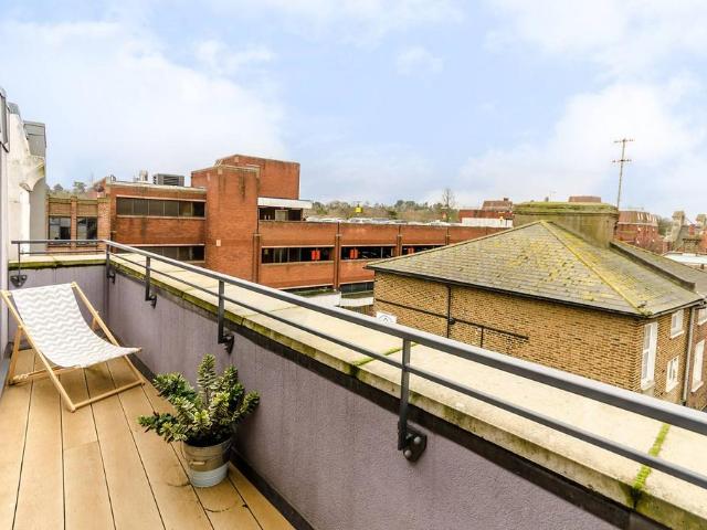 Flat for sale in Surbiton, Greater London