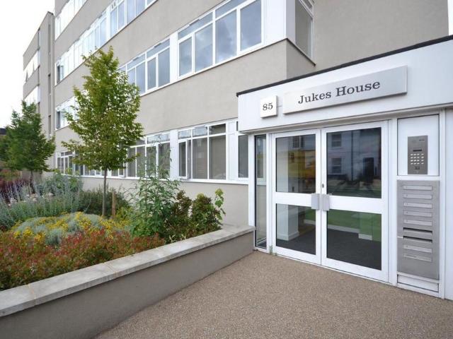 Flat for sale in Epsom, Surrey