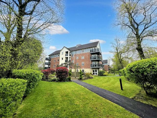 Flat for sale in Heaton Park, Bury