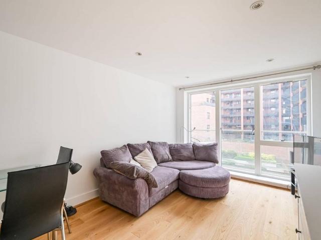 Flat for sale in Bromley-by-Bow, Poplar Grove