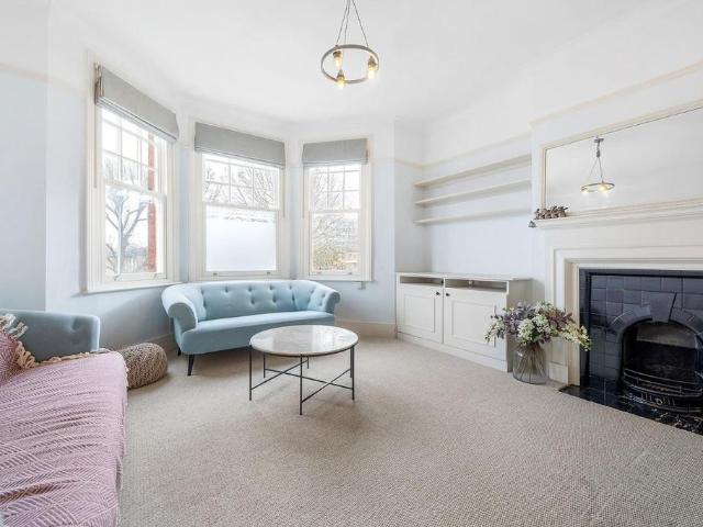 Flat for sale in Balham, Greater London