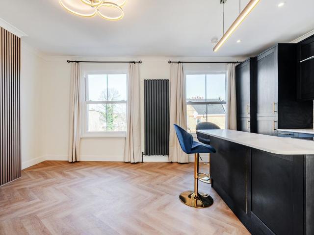 Flat for sale in Shacklewell, Greater London