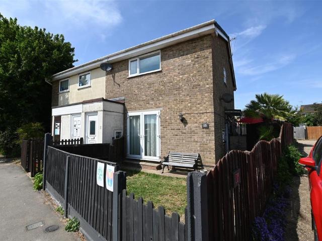 Flat for sale in Winter Gardens, Essex