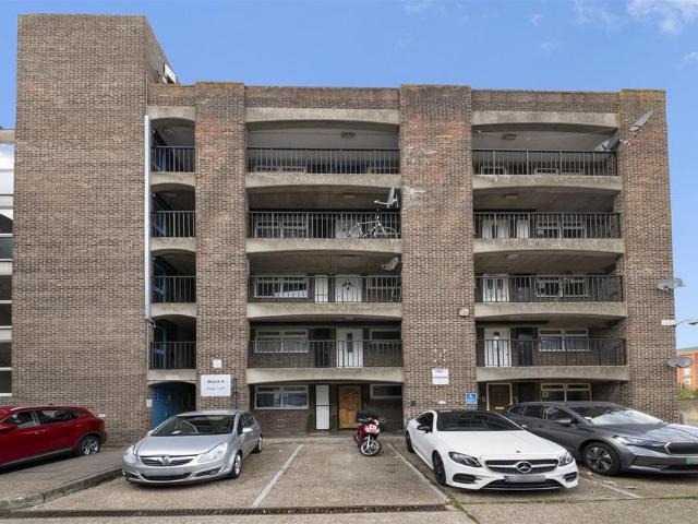 Flat for sale in London Borough of Hounslow, Greater London