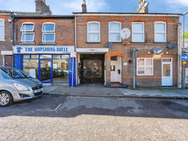 Flat for sale in Spring Park, Luton