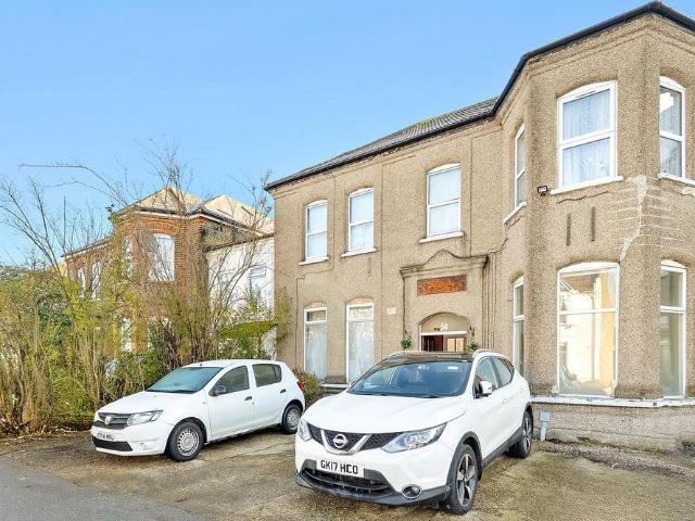 Flat for sale in Seven Kings, Greater London
