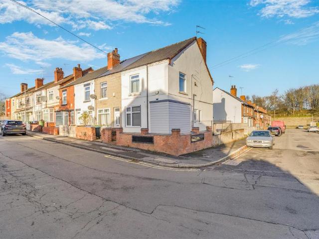 Flat for sale in Potters Corner, East Midlands
