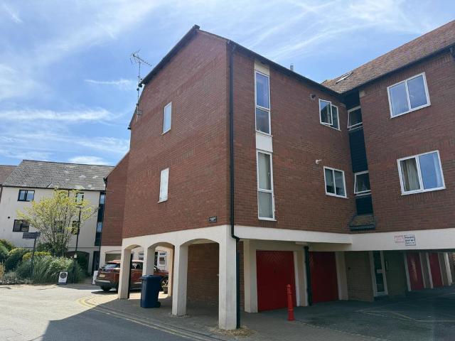 Flat for sale in Tewkesbury, Pamington