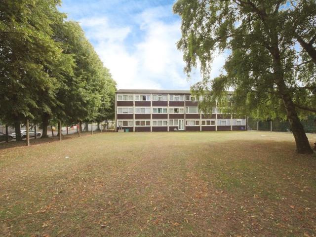 Flat for sale in Spring Park, Luton